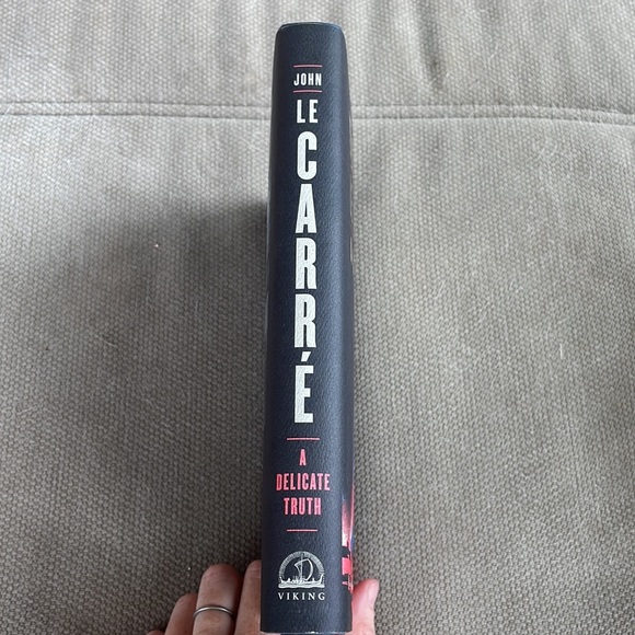 A Delicate Truth - John Le Carré. Hardcover. Novel. Like New. - Picture 13 of 13